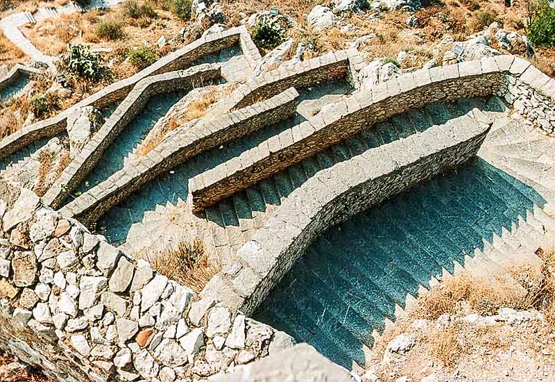 Τα σκαλιά που οδηγούν από την πόλη του Ναυπλίου στο κάστρο του Παλαμηδίου